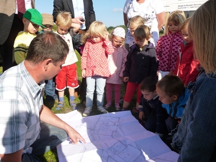 Planer Thomas Brger erklrt den Kindern die neue Einrichtung